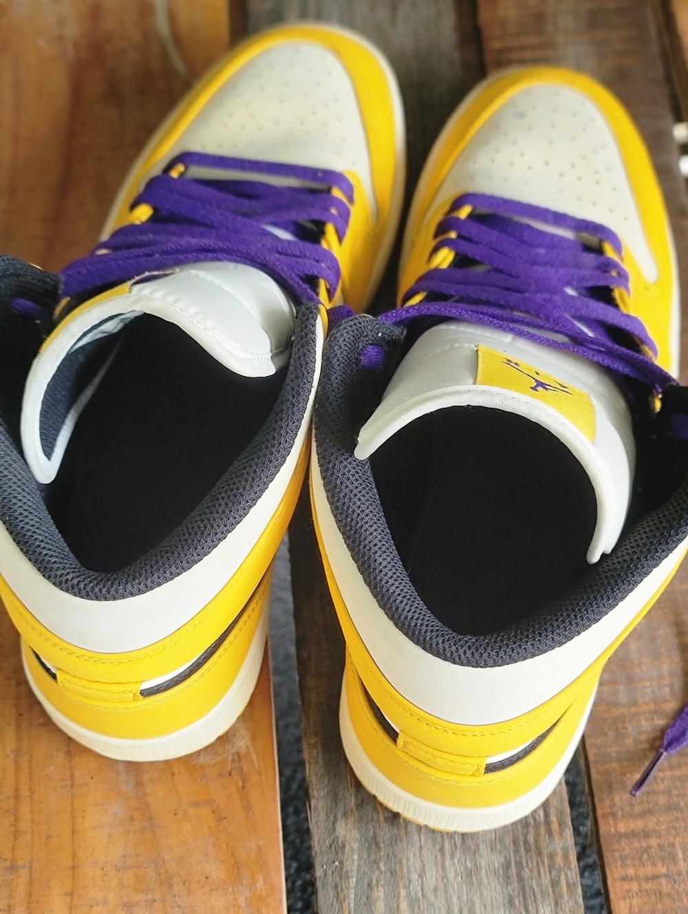 Nike Air Jordan 1 Mid SE Lakers "University Gold/Court Purple"Mens 9.5 - Picture 12 of 15